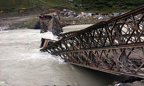 Sập cầu trên sông Shenab ở Himachal Pradesh, Ấn Độ, là một trong những sự kiện thế giới nổi bật tuần qua.