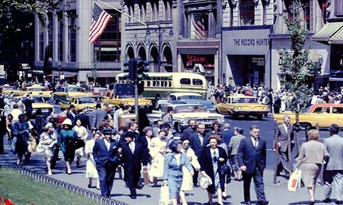 Cảnh tượng đông đúc, nhộn nhịp ở đại lộ 5 của  thành phố New York hồi năm 1961.