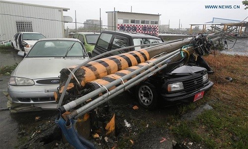  Siêu bão Meranti với sức gió giật mạnh lên tới 360 km/h đã gây ra mưa lớn ở nhiều khu vực khắp Đài Loan hôm 14/9. Ảnh: Cột điện bị đổ, đè bẹp chiếc ô tô sau khi bão Meranti càn quét Đài Loan. Nguồn THX.