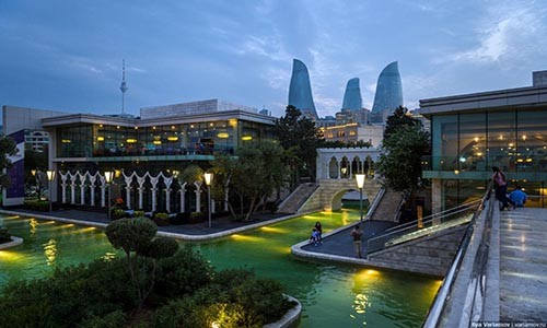 Baku có thể được xem là một trong những thủ đô phát triển nhất trong số các thủ đô của các nước thuộc Liên Xô cũ. Nhiều cung điện sang trọng và những tòa nhà cao tầng được xây dựng ở trung tâm thành phố.