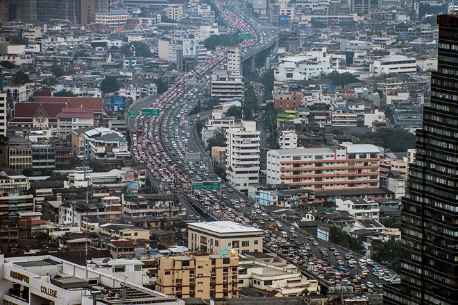 Dòng xe đông đúc trong giờ cao điểm buổi sáng ở Bangkok. Tele Atlas (Hà Lan), một trong những công ty định vị và thực hiện bản đồ lớn nhất thế giới, nhận định Bangkok là một trong 10 thành phố  kẹt xe nghiêm trọng nhất thế giới, bên cạnh các đô thị như Thành Đô (Trung Quốc), Mexico City (Mexico), Rio de Janeiro (Brazil)...Ảnh: GSMA.