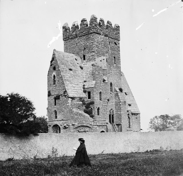 Dublin, thủ đô và thành phố lớn nhất của Ireland, hiện lên thật yên bình trong những bức ảnh đen trắng được chụp vào khoảng những năm 1860 đến những năm 1890. Ảnh chụp nhà thờ Doulagh trên đường Malahide, thủ đô Ireland, hồi những năm 1860.