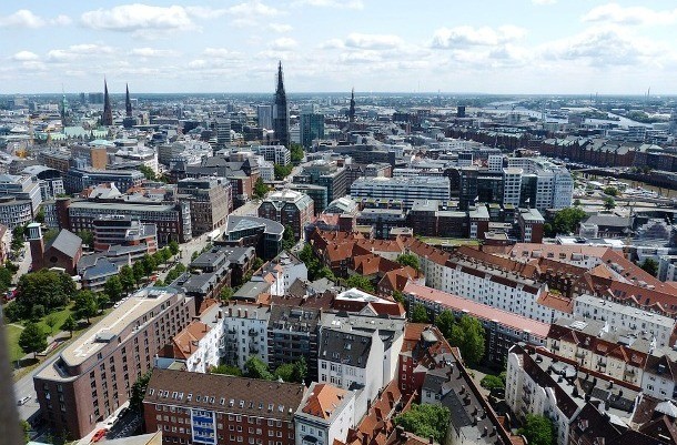 Hamburg, thành phố lớn thứ hai của Đức, là một trong số những  thành phố sạch nhất thế giới. Chính quyền thành phố Hamburg đặt ra mục tiêu sẽ cắt giảm 80% lượng phát thải khí CO2 vào năm 2050 và lên kế hoạch phát triển một “Mạng lưới xanh” trong khu vực.