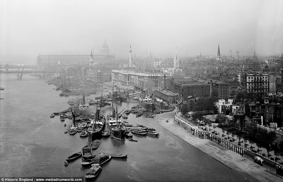 Dòng  sông Thames từng là trung tâm vận tải quan trọng bậc nhất trên thế giới. Ảnh: Tàu thuyền tấp nập ở đoạn sông Thames chảy từ cầu London đến Limehouse. Hàng hóa nhập khẩu trên những con thuyền này sẽ được các nhân viên thuế quan kiểm định.