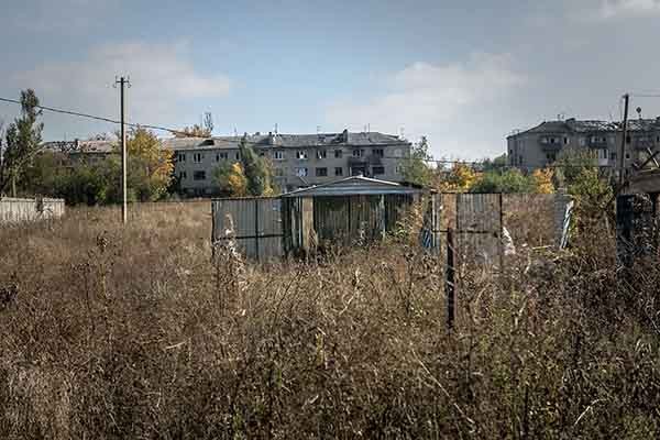 Một tòa nhà chung cư bị phá hủy tại thị trấn Pisky giàu có một thời ở vùng ngoại ô Donetsk. Ngoài binh sĩ chính phủ  Ukraine, có hai cư dân duy nhất đang sống trong thị trấn này là Anatoly và Svetlana, 70 tuổi.