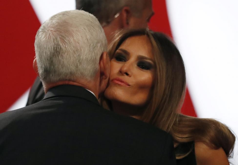 Bà Melania Trump (phải) chào đón ứng viên phó tổng thống Mỹ của Đảng Cộng hòa Mike Pence trước khi cuộc tranh luận trực tiếp lần 3 giữa bà Hillary Clinton và tỷ phú Donald Trump diễn ra vào 8h sáng ngày 20/10 (giờ Hà Nội) tại Las Vegas, bang Nevada.