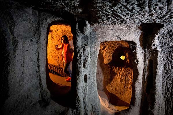 Cuộc sống sinh động trong " thế giới ngầm" dưới lòng đất phần nào được tái hiện trong bộ ảnh của The Atlantic. Ảnh: Một bé gái chạy trong đường hầm được xây dựng trong thành phố dưới lòng đất ở Nevsehir, Thổ Nhĩ Kỳ, ngày 17/4/2016.