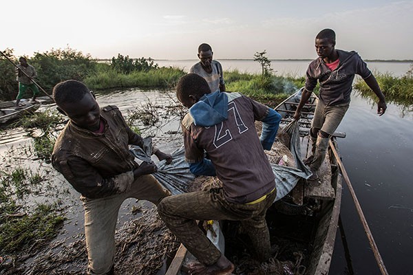 Hơn 7.000  người tị nạn Nigeria đang sinh sống trong khu trại Dar Es Salam, vùng ngoại ô thị trấn Bagasola. Nhiều người tị nạn kiếm sống nhờ vào công việc đánh bắt cá ở hồ Chad.