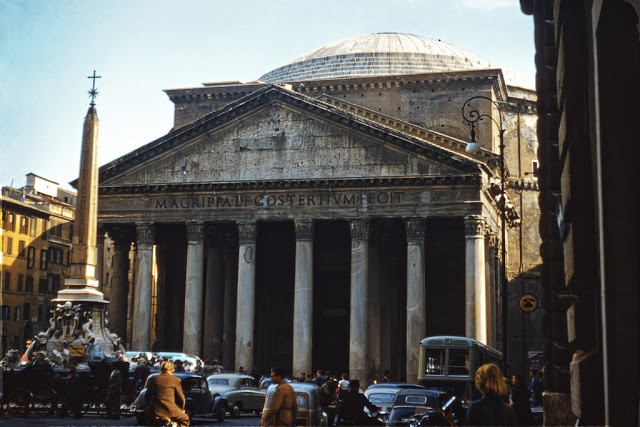 Cuộc sống ở Italy hồi giữa thập niên 1950 phần nào được tái hiện trong bộ ảnh của ba du khách người Mỹ. Trong ảnh là Đền Pantheon - một công trình kiến trúc ở Roma được xây dựng vào khoảng thời gian 118 - 126 dưới triều vua Hadrianus.