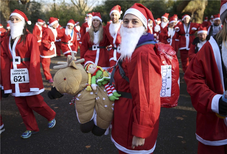 Hàng nghìn người trong bộ trang phục  ông già Noel đã tham gia vào cuộc thi chạy Santa Run được tổ chức tại thủ đô London hôm 3/12. Ảnh: China Daily.