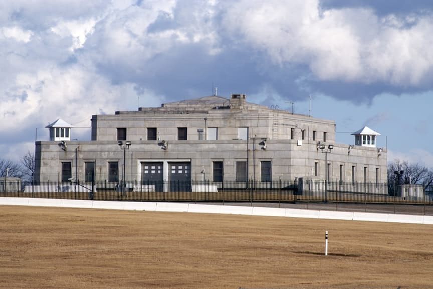 Căn cứ quân sự Fort Knox ở Kentucky (Mỹ) là một trong những địa điểm được canh phòng nghiêm ngặt nhất thế giới. Căn cứ này được bảo vệ với nhiều lớp hàng rào, hệ thống camera an ninh và thậm chí có cả bãi mìn.