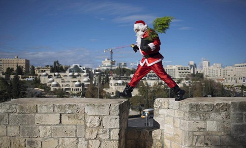 Ông già Noel đi trên bức tường Thành cổ của Jerusalem.