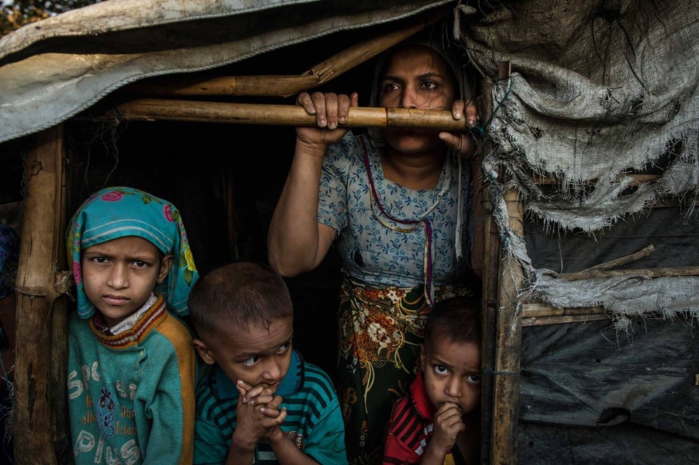 Một gia đình  người tị nạn Rohingya sống trong khu trại Thay Chaung dành những người dân sơ tán ở vùng ngoại ô thành phố Sittwe ngày 23/11/2015. Khu trại Thay Chaung là nơi “lánh nạn” của gần 3.000 người. Người phụ nữ (ảnh) cho biết, tất cả những đứa con của cô đều bị suy dinh dưỡng.