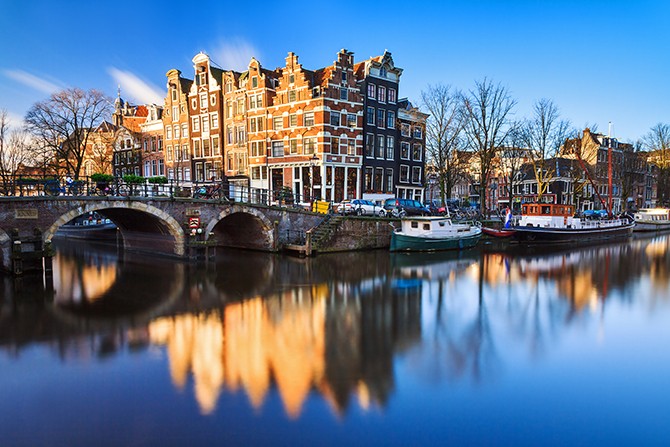 Thành phố Amsterdam của Hà Lan có 165 con kênh với tổng chiều dài lên tới 96,5 km. Đây là một trong những  thành phố nổi xinh đẹp trên thế giới. Được biết, những con kênh đầu tiên trong thành phố này được xây dựng vào đầu những năm 1600.