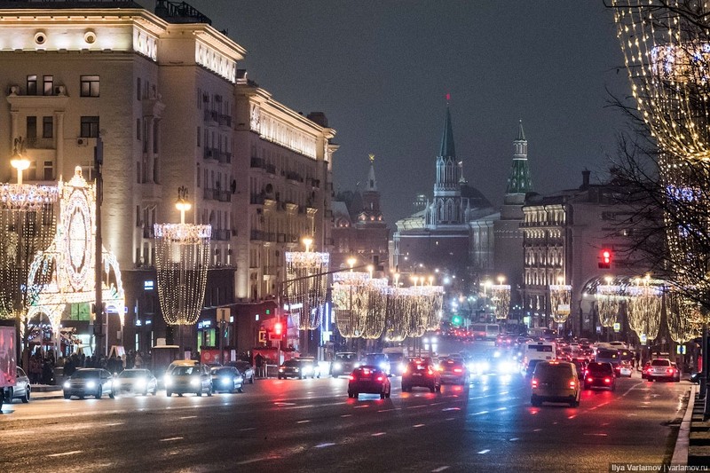 Đường phố Tverskaya ở  thủ đô Moscow được trang hoàng đón Năm Mới với những ánh đèn rực rỡ.