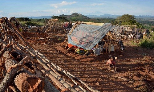 Một em nhỏ Mozambique đang chơi bên ngoài một túp lều tại khu trại tị nạn Kapise ở Mwanza, Malawi, ngày 18/1/2016. Có thể nói, cuộc  khủng hoảng tị nạn năm 2016 vẫn tiếp diễn và ảnh hưởng đến cuộc sống của nhiều người dân trên thế giới.