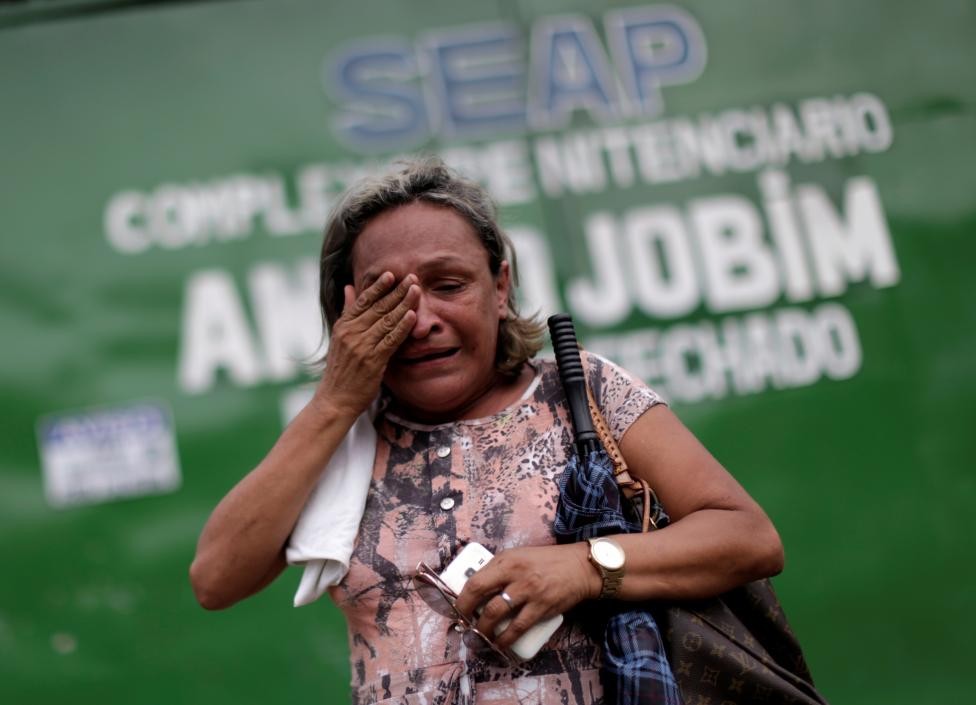 Vụ bạo loạn nhà tù ở Brazil xảy ra tại nhà tù Anisio Jobim ở thành phố Manaus, bang Amazonas, vào ngày 1/1 và kéo dài suốt 17 tiếng. Ảnh: Một người thân của tù nhân bật khóc khi đứng trước lối vào chính của nhà tù Anisio Jobim hôm 3/1.