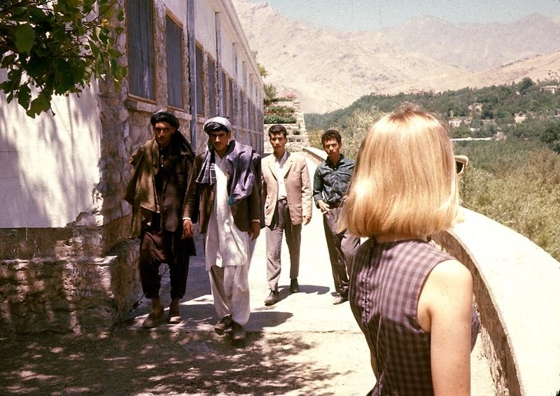 Hồi những năm 1960, cuộc sống yên bình ở Afghanistan dường như cởi mở và hiện đại hơn do quốc gia Châu Á này đang trải qua quá trình hiện đại hóa và "Tây hóa". Tuy vậy, nhiều người dân vẫn gìn giữ nét văn hóa truyền thống.