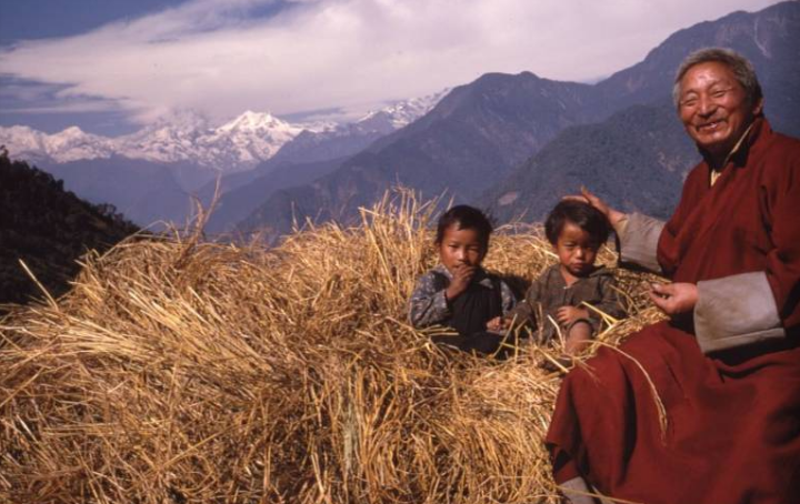 Shinglay Lama và những người cháu của ông ngồi trên đống cỏ khô gần Singhik ở  Vương quốc Sikkim  trên dãy Himalaya hồi tháng 1/1969.