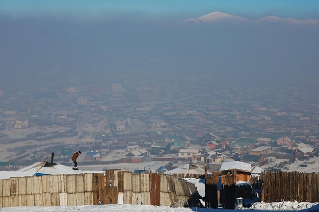 Người dân ở thủ đô Ulaanbaatar đang đối mặt với tình trạng ô nhiễm không khí ngày càng trầm trọng do khói xả từ các nhà máy, người dân đốt than, củi,... để sưởi ấm trong mùa đông lạnh giá khắc nghiệt.