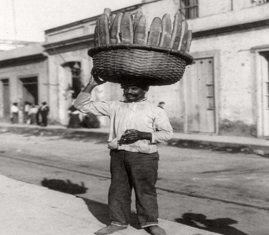 Một người đàn ông bán bánh mì trên đường phố ở thủ đô La Habana năm 1904.