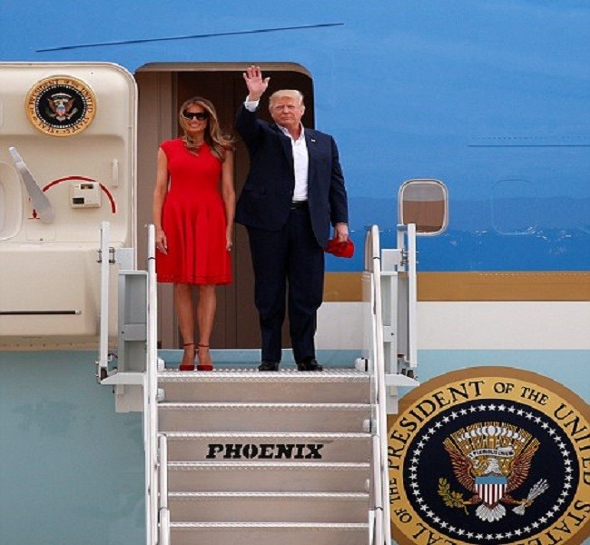 Daily Mail đưa tin, ngày 18/2,  Tổng thống Donald Trump và Đệ nhất phu nhân Melania Trump đã có mặt tại Sân bay quốc tế Orlando Melbourne trong một cuộc “vận động tranh cử”.