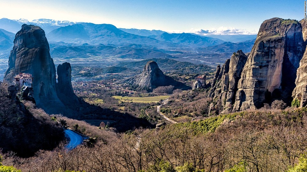  Quần thể tu viện Meteora là một trong những địa điểm thu hút du khách lớn nhất ở Hy Lạp. Meteora có nghĩa là “lơ lửng giữa không trung”. Quần thể tu viện này được xây dựng trên những mỏm đá cheo leo.