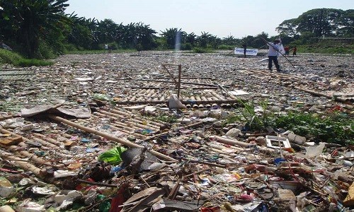 Sông Marilao là một trong những  dòng sông ô nhiễm nhất thế giới. Đây là một trong 50 con sông chết ở Philippines, chứa đầy rác thải và những kim loại nặng. Được biết, nhiều người dân địa phương đã bị ốm sau khi uống nước sông Marilao.