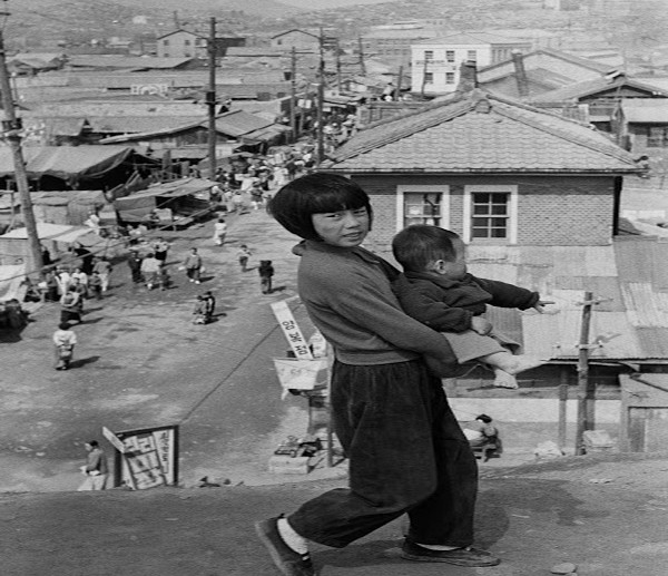 Han Youngsoo từng là một binh sĩ Hàn Quốc tham gia Chiến tranh Triều Tiên (1950-1953). Sau khi cuộc chiến kết thúc vào ngày 27/7/1953, Han trở về thủ đô Seoul và ghi lại những bức ảnh lột tả  cuộc sống ở Seoul lúc bấy giờ. Ảnh: Vintag