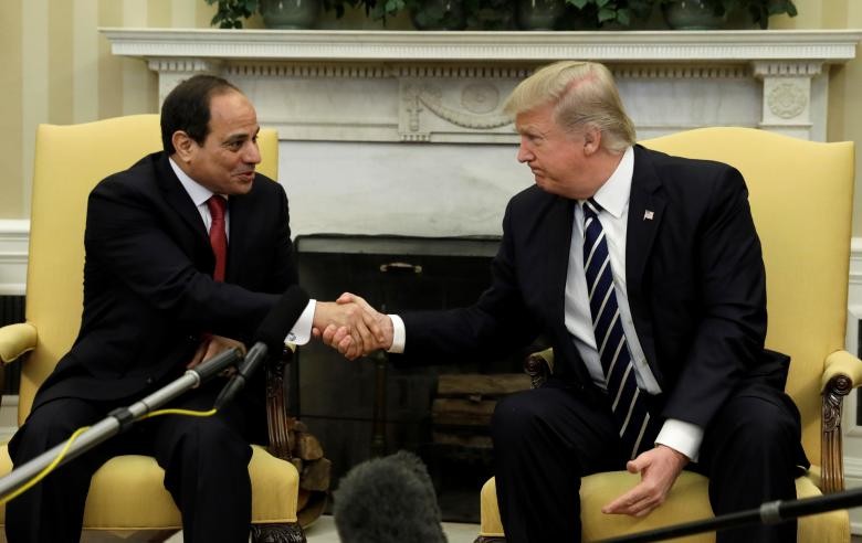  Tổng thống Mỹ Donald Trump bắt tay Tổng thống Ai Cập Abdel Fattah al-Sisi tại Phòng Bầu Dục của Nhà Trắng ở thủ đô Washington ngày 3/4/2017.