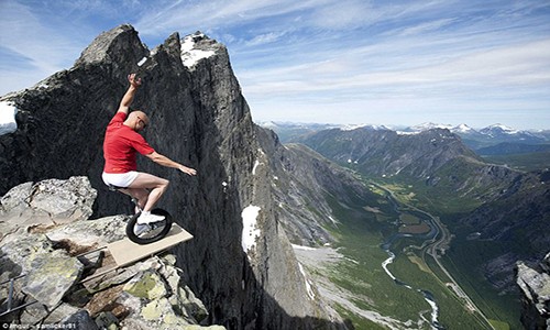 Eskil Ronningsbakken, một diễn viên đóng thế đến từ Na Uy, đã đi nhiều nơi trên thế giới và thực hiện màn trình diễn “ thách thức tử thần” như thế này. Trong ảnh, Eskil đang giữ thăng bằng trên chiếc xe đạp một bánh ở rìa vách núi. Ảnh: Daily Mail.