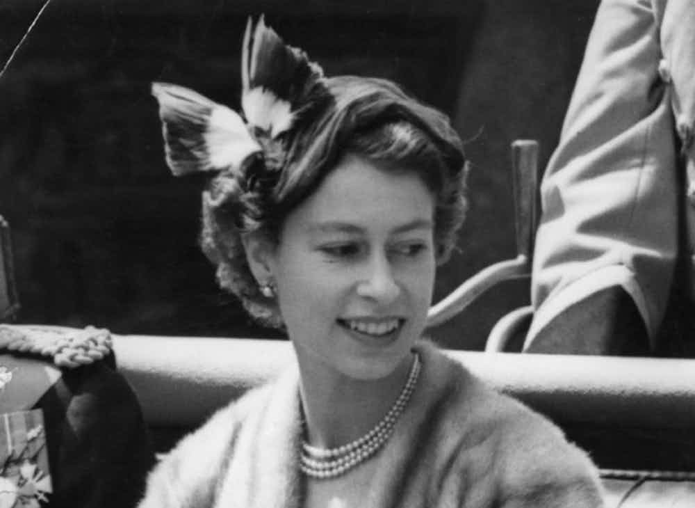 Nữ hoàng Anh Elizabeth II là một trong những  nhà vua giàu nhất thế giới. Theo The Richest, bà nắm giữ khối tài sản khoảng từ 35 tỷ đến hơn 75 tỷ USD. Ảnh: The Richest.