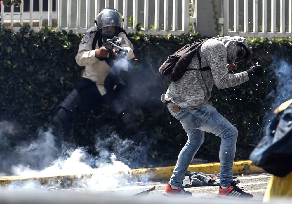 Một hình ảnh về  đụng độ dữ dội ở thủ đô Caracas giữa người biểu tình và cảnh sát chống bạo động Venezuela ngày 8/4. Ảnh: The Atlantic.