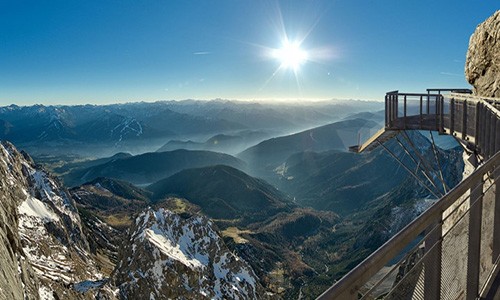 Cây cầu bắc ngang qua dòng sông băng Dachstein ở Áo là một trong những cây cầu cao nhất thế giới. Nếu bạn muốn tận mắt nhìn thấy  khung cảnh ngoạn mục tuyệt vời này, hãy chắc chắn mình không phải là người sợ độ cao.