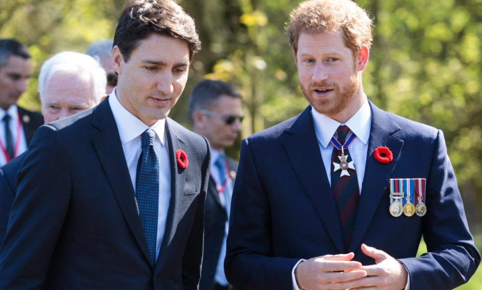  Hoàng tử Harry điển trai (phải) trao đổi với Thủ tướng Canada Justin Trudeau khi họ tới tham dự một sự kiện được tổ chức ở nước Pháp ngày 9/4/2017. Ảnh: WP.