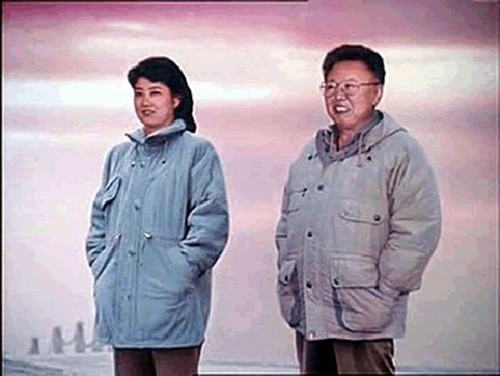  Nhà lãnh đạo Kim Jong-un là con trai của cố lãnh đạo Kim Jong-il và bà Ko Young Hee. Có những thông tin khác nhau về năm sinh chính xác của nhà lãnh đạo Kim Jong-un. Ông được cho là sinh vào năm 1982, 1983 hoặc 1984. Ảnh: BI.