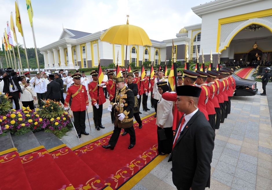 Quốc vương trẻ nhất Malaysia - Sultan Muhammad V - vừa chính thức đăng quang và trở thành quốc vương thứ 15 ở Hoàng cung Istana Negara, Kuala Lumpur, Malaysia vào ngày 24/4. Lễ đăng quang được tiến hành theo nghi thức của hoàng gia Malaysia, chính thức bắt đầu nhiệm kỳ 5 năm trên cương vị người cầm quyền tối cao của quốc gia theo chế độ quân chủ lập hiến này. Trong ảnh, tân vương bước vào cung điện để chuẩn bị làm lễ đăng quang. Ảnh: Malaysia Chronicle.