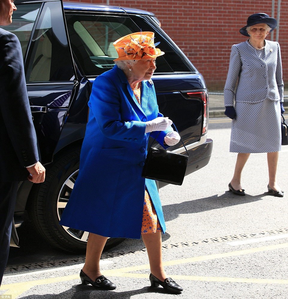 Ngày 25/5, Nữ hoàng Anh Elizabeth II đã tới bệnh viện nhi Royal Manchester để thăm hỏi các nạn nhân bị thương trong vụ đánh bom  khủng bố ở Manchester vừa qua. Ảnh: PA.