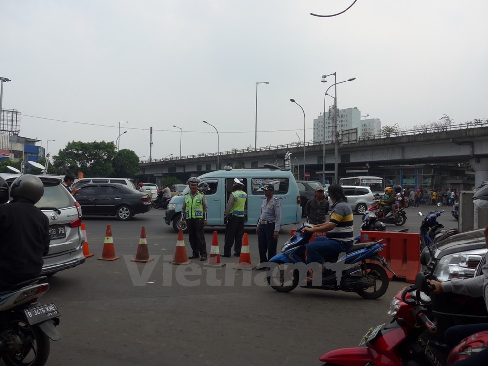 Lực lượng Cảnh sát quốc gia Indonesia cho biết hai phần tử đánh bom liều chết nằm trong danh sách bị truy nã, có liên quan tới một mạng lưới khủng bố ở tỉnh Tây Java. Ảnh: Cảnh sát phân luồng giao thông ở khu vực gần hiện trường vụ đánh bom ở Jakarta. (Ảnh: Đỗ Quyên/Vietnam+)