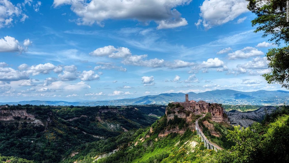 Thị trấn Civita di Bagnoregio ở tỉnh Viterbol là một trong những  điểm đến tuyệt vời nhất ở Italy. Thị trấn này được thành lập cách đây hơn 2.500 năm và tọa lạc trên một cao nguyên đá trông xuống thung lũng sông Tiber. Ảnh: CNN.