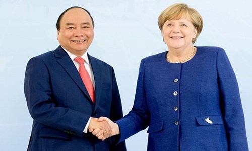 Thủ tướng Đức Angela Merkel (phải) bắt tay chào đón Thủ tướng Chính phủ Việt Nam Nguyễn Xuân Phúc ở Hamburg ngày 6/7, trước thềm  Hội nghị Thượng đỉnh G20. Được biết, Thủ tướng Nguyễn Xuân Phúc tham dự Hội nghị G20 trên cương vị chủ nhà Diễn đàn Hợp tác Kinh tế Châu Á - Thái Bình Dương (APEC) 2017 theo lời mời của Thủ tướng Merkel.