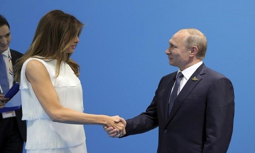 Tổng thống Nga Vladimir Putin bắt tay Đệ nhất phu nhân Mỹ Melania Trump trong cuộc gặp bên lề  Hội nghị Thượng đỉnh G20 tại thành phố Hamburg, Đức, hôm 7/7.