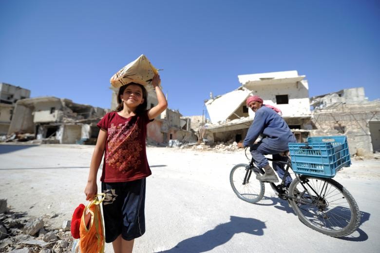 Xung quanh  quận Sheikh Maqsoud trong thành phố Aleppo là các khu vực nằm dưới quyền kiểm soát của quân đội Syria. Mặc dù vậy, quận Sheikh Maqsoud có đa số người Kurd sinh sống và thuộc sự quản lý của Đơn vị bảo vệ nhân dân người Kurd YPG.