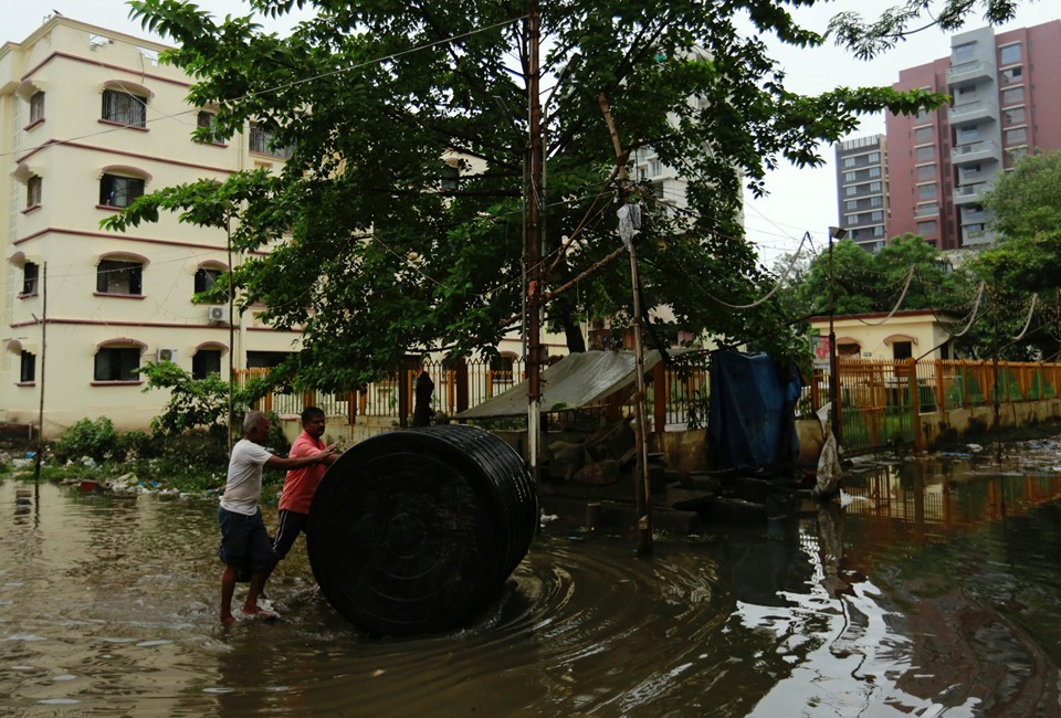 Mưa lớn trong nhiều ngày khiến tình trạng  ngập lụt tại thành phố Mumbai của Ấn Độ trở nên tồi tệ. Ngày 29/8, chính quyền thành phố buộc phải sơ tán hàng nghìn người trước khi mực nước tiếp tục dâng cao.