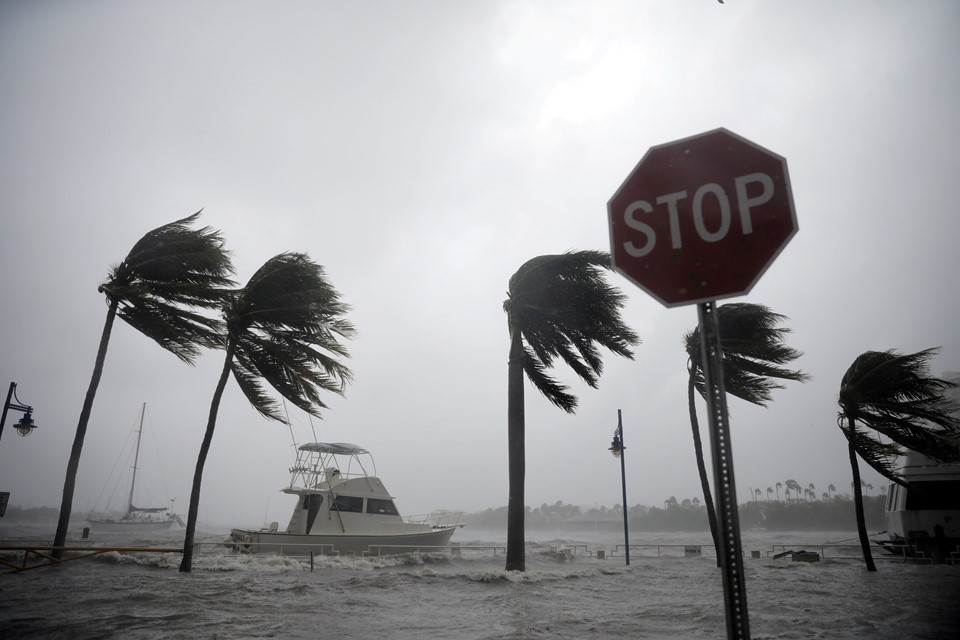 Miami, thành phố biển nổi tiếng của Mỹ, đang ngập chìm trong nước lũ sau khi siêu bão Irma quét qua bang Florida. Ảnh chụp lại khu vực gần bãi biển, nơi neo đậu tàu thuyền của thành phố. Ảnh: Reuters.