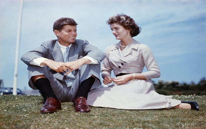 John F. Kennedy, khi đó là Thượng nghị sĩ Mỹ, ngồi trò chuyện với bạn gái Jackie ở Hyannis Port, bang Massachusetts, ngày 27/6/1953, không lâu trước khi họ tổ chức đám cưới. Ảnh: ATI.