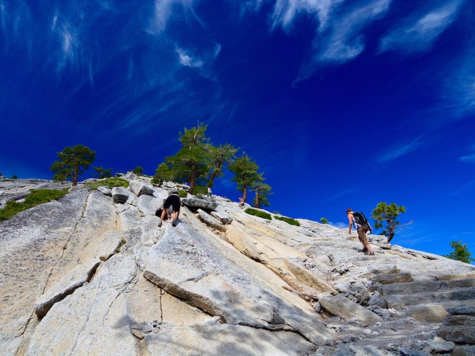 Theo trang yosemitehikes.com, hơn 60 người đã thiệt mạng trên cung đường Half Dome ở California, Mỹ. Chỉ trong 10 năm qua, ít nhất 5 người tử vong khi đi trên cung đường này. Ảnh: Insider.