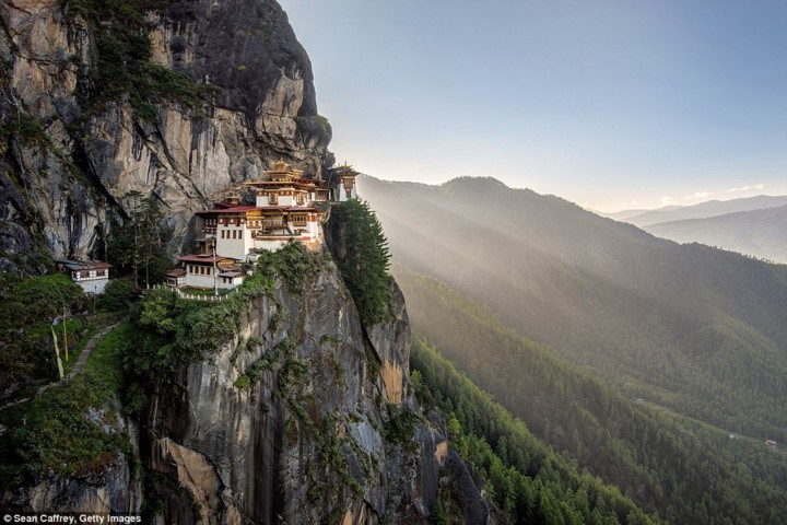 Bhutan mở cửa đón khách du lịch phương Tây từ những năm 1970. Hiện 60% diện tích đất nước vẫn còn rừng che phủ. Giữa các cuộc thám hiểm rừng, hãy khám phá Tu viện Taktsang Palphug, còn được gọi là Hang Hổ. Đây là một trong những  điểm đến hot nhất mùa thu.