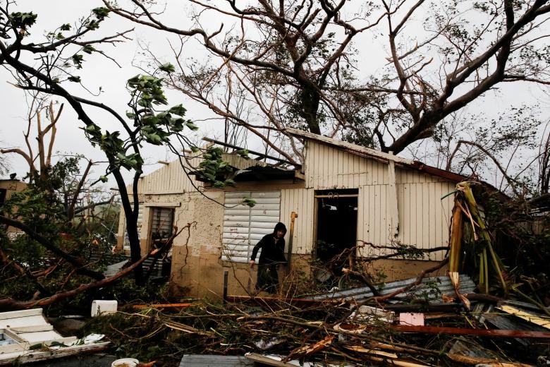  Siêu bão Maria mang theo những cơn mưa lớn và gió mạnh đã tấn công vùng lãnh thổ Puerto Rico của Mỹ. CNN cho biết, một người đàn ông đã thiệt mạng do bão Maria. Ảnh: Reuters.