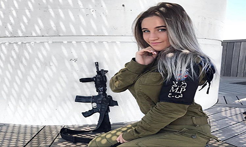 Tài khoản girlsdefense đăng tải những bức hình chụp  nữ quân nhân Israel xinh đẹp lên mạng xã hội Instagram đã thu hút hàng chục nghìn lượt theo dõi. Ảnh: Instagram.